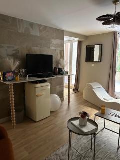 Suite Romantique - Love Room Valence Amour et Bulles - Jacuzzi - Lit king size avec miroir XXL - Sofa Tantra - Drôme Ardèche - 6