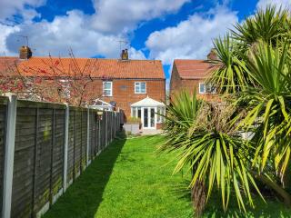 Snowdrop Cottage dog friendly and 2 minutes to Winterton Beach - Winterton-on-Sea - 0