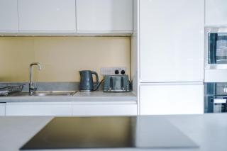 Spacious 5 Bedroom Manchester Home with Parking Sleeps9 - Manchester - 8