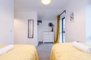 Spacious 5 Bedroom Manchester Home with Parking Sleeps9 - Manchester - 7