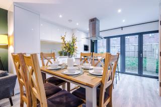 Spacious 5 Bedroom Manchester Home with Parking Sleeps9 - Manchester - 3