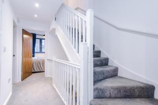 Spacious 5 Bedroom Manchester Home with Parking Sleeps9 - Manchester - 2