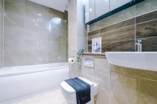 Spacious 5 Bedroom Manchester Home with Parking Sleeps9 - Manchester - 1