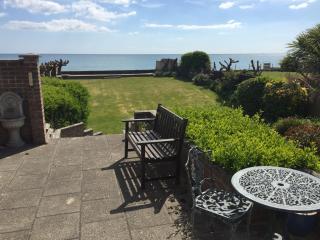 Step onto the beach at 7 Aldwick Avenue - Bersted - 7