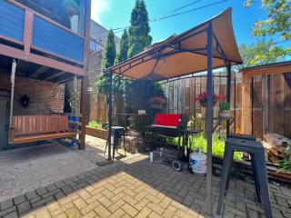 The Banksy-Free Parking -4 bedroom w King bed- Firepit Rooftop near United Center - Chicago - 2