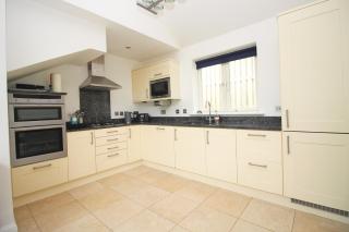 BY THE BEACH, spacious, garden & parking - Saint Merryn - 7
