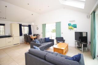 BY THE BEACH, spacious, garden & parking - Saint Merryn - 0