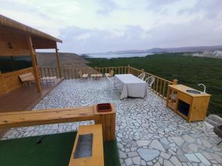 Dew Hut - - 8