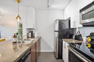 Downtown Retreat with Pool Jacuzzi and Gym near Rogers Arena - Vancouver - 2