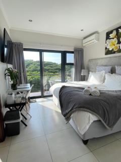Luxury Room with Private Balcony and Stunning Dam Views - Ballito - 4