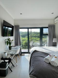 Luxury Room with Private Balcony and Stunning Dam Views - Ballito - 5