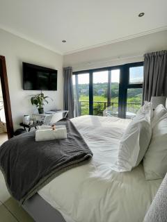 Luxury Room with Private Balcony and Stunning Dam Views - Ballito - 6