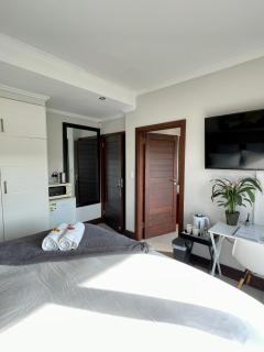 Luxury Room with Private Balcony and Stunning Dam Views - 7