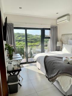 Luxury Room with Private Balcony and Stunning Dam Views - 8