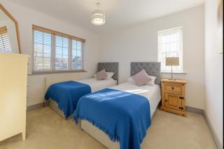 Large Quinton Residence Contractors and Families welcome - Moffat - 9