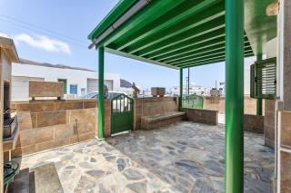 Home2Book Órzola Getaway with Terrace & BBQ - Órzola - 2