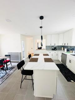 Spacious 4-Bd House with Parking - Lynbrook - 0