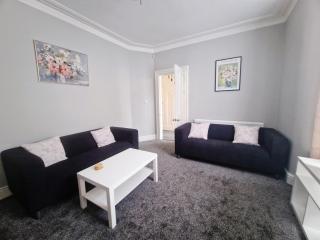 Upscale Luxury Home by Liverpool Football Stadium - 2