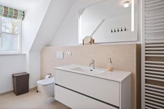 GUT KLETKAMP "Mühlenhof 3" - ruhige Ferienwohnung mit 2 Schlafzimmern I Terrasse mit See- & Naturblick I Gemeinschaftsgarten I 15 Min zur Ostsee I Küche I Parkplatz I Waschmaschine I WLAN - Kletkamp - 3