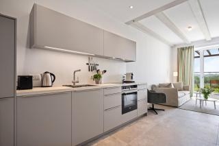 GUT KLETKAMP "Mühlenhof 3" - ruhige Ferienwohnung mit 2 Schlafzimmern I Terrasse mit See- & Naturblick I Gemeinschaftsgarten I 15 Min zur Ostsee I Küche I Parkplatz I Waschmaschine I WLAN - Kletkamp - 7