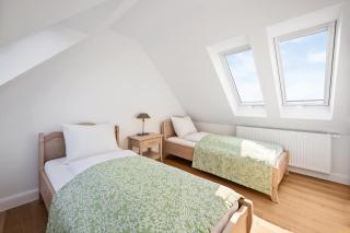 GUT KLETKAMP "Mühlenhof 3" - Ruhige Ferienwohnung mit 2 Schlafzimmern I Terrasse mit See- & Naturblick I Gemeinschaftsgarten I 15 Min zur Ostsee I Küche I Parkplatz I Waschmaschine I WLAN - 5