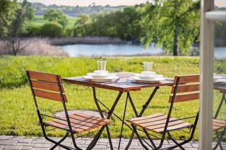 GUT KLETKAMP "Mühlenhof 3" - ruhige Ferienwohnung mit 2 Schlafzimmern I Terrasse mit See- & Naturblick I Gemeinschaftsgarten I 15 Min zur Ostsee I Küche I Parkplatz I Waschmaschine I WLAN - Kletkamp - 9