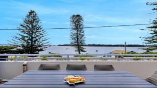 Luxe Pelican Lake - The Entrance - 0