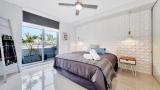 Luxe Pelican Lake - The Entrance - 7