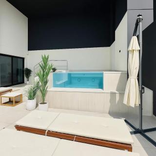 Sun Deck & Sleek Lap Pool Free Gym And Parking! - 6