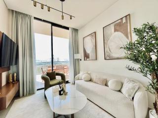 Sun Deck & Sleek Lap Pool Free Gym And Parking! - 8