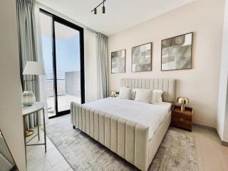 Sun Deck & Sleek Lap Pool Free Gym And Parking! - 9