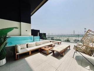 Sun Deck & Sleek Lap Pool Free Gym And Parking! - 0