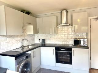 Colourful 4 Bedroom Property - Mile End - Central, Hammersmith & City and District Lines - Londra - 0