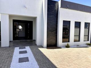 Modern home in Kleine Kuppe - Windhoek - 9