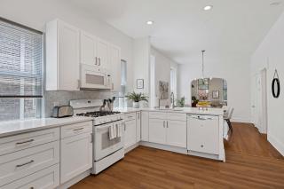 Newly Updated Vintage 6 Bedroom Single Family Home home - Chicago - 8