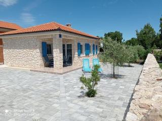 Stone House with Garden - Strilčići - 0