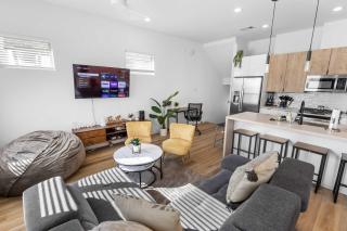 Modern Dual Townhome Bundle Sleeps 22 Near Med Center & Downtown - Houston - 5