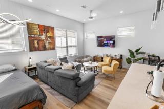 Modern Dual Townhome Bundle Sleeps 22 Near Med Center & Downtown - Houston - 6