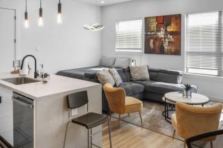 Modern Dual Townhome Bundle Sleeps 22 Near Med Center & Downtown - Houston - 4