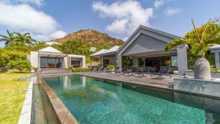 Splendid Villa With a View of Sparkling Ocean - Quartier de Lorient - 0