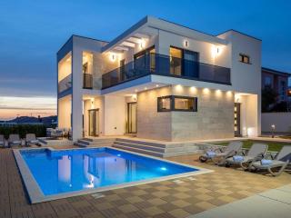 Lakeside Elegance Villa 5 BDR - Balatonberény - 0