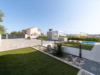 Lakeside Elegance Villa 5 BDR - Balatonberény - 9