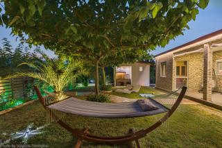 Costa Petra - Luxury Seaside Cottage with Garden - Vacation House for families in Greece - 2