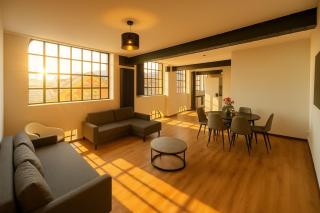 Sleeps 6 - Private Balcony - Steps to Dining & Pubs - Liverpool - 0