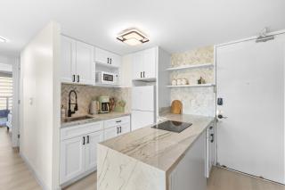 Newly Renovated 1 Bdr for 6, Elegant Condo, Minutes to the Beach, Heart of Waikiki - Honolulu - 4