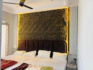 Radha Madhavam Luxurious Boutique Stay - Mathura - 9