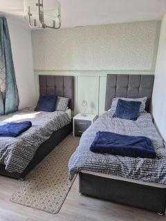 Ocean Village 3 Bed House & Parking - Southampton - 1