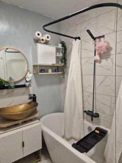 Ocean Village 3 Bed House & Parking - Southampton - 2