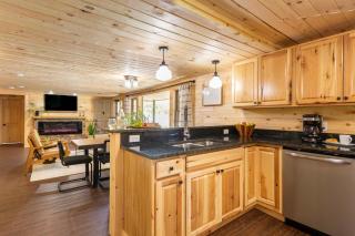 2 Mi to Dtwn Spacious Gatlinburg Home with Hot Tub! - Gatlinburg - 1