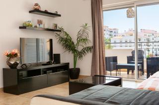 C02 - Luxury 3 Bed with Pool View - 1